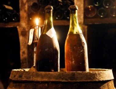 Εντυπωσιακό: Κίτρινο κρασί του 1774 πωλήθηκε σε δημοπρασία για 103.700 ευρώ!